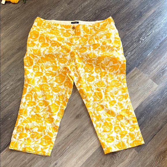 Lands' End Pants - Lands End Floral Yellow and White Capri Pants mid rise straight leg 18W